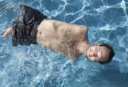 أشهر متحدّ للإعاقة في العالم يقضي شهر العسل مع زوجته الجديدة